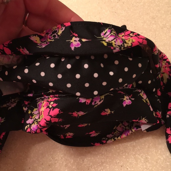 Ruffle strapless VS swim top - Picture 2 of 3